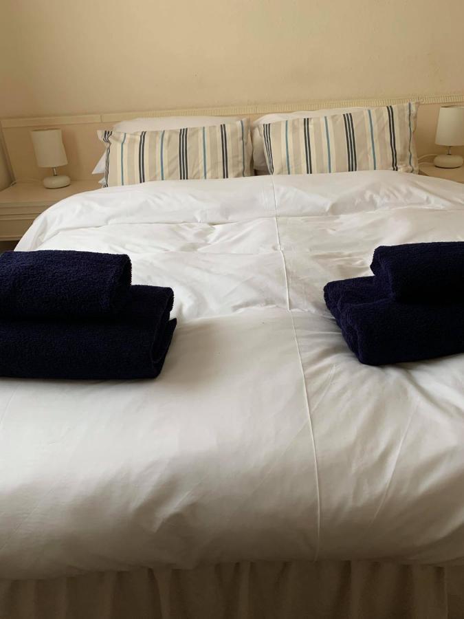Ye Olde White Harte Hotel Burnham-on-Crouch 객실 사진